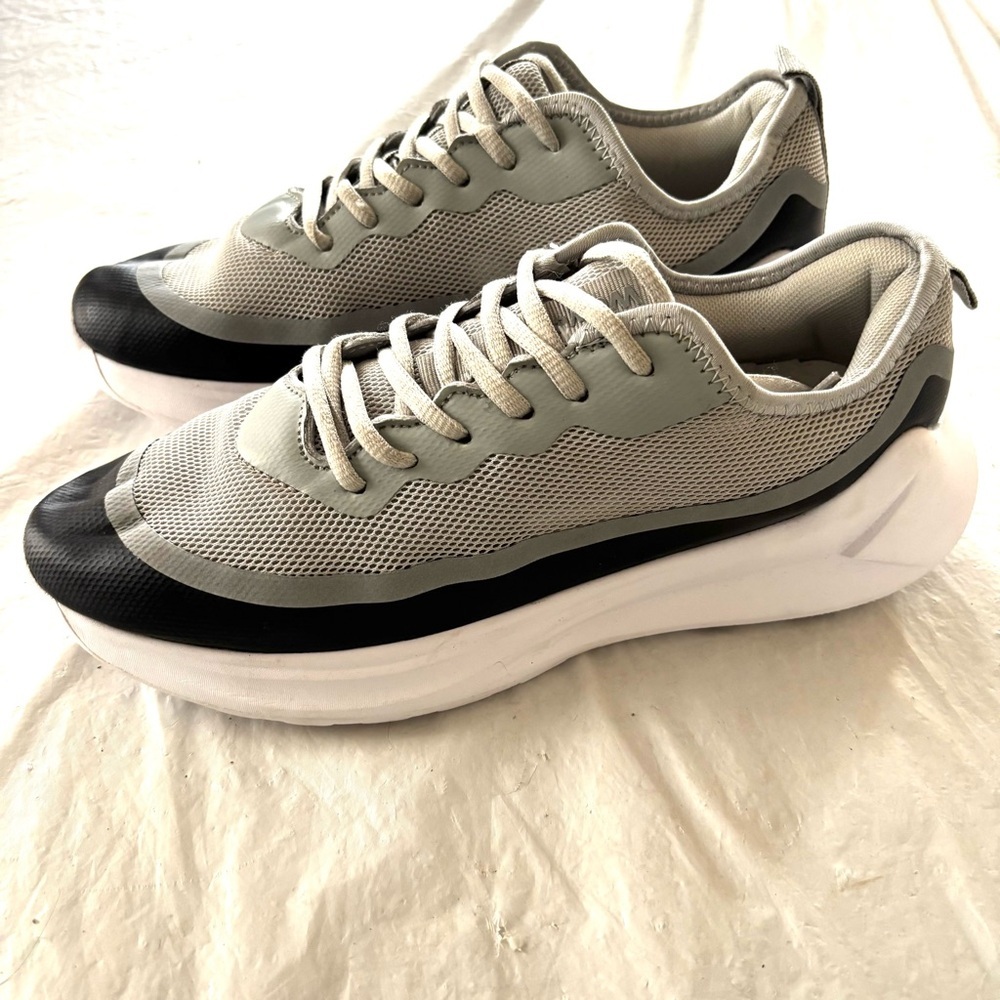 Weweya gray black Running sneakers shoes. SZ 10.5 NWOT New without tag